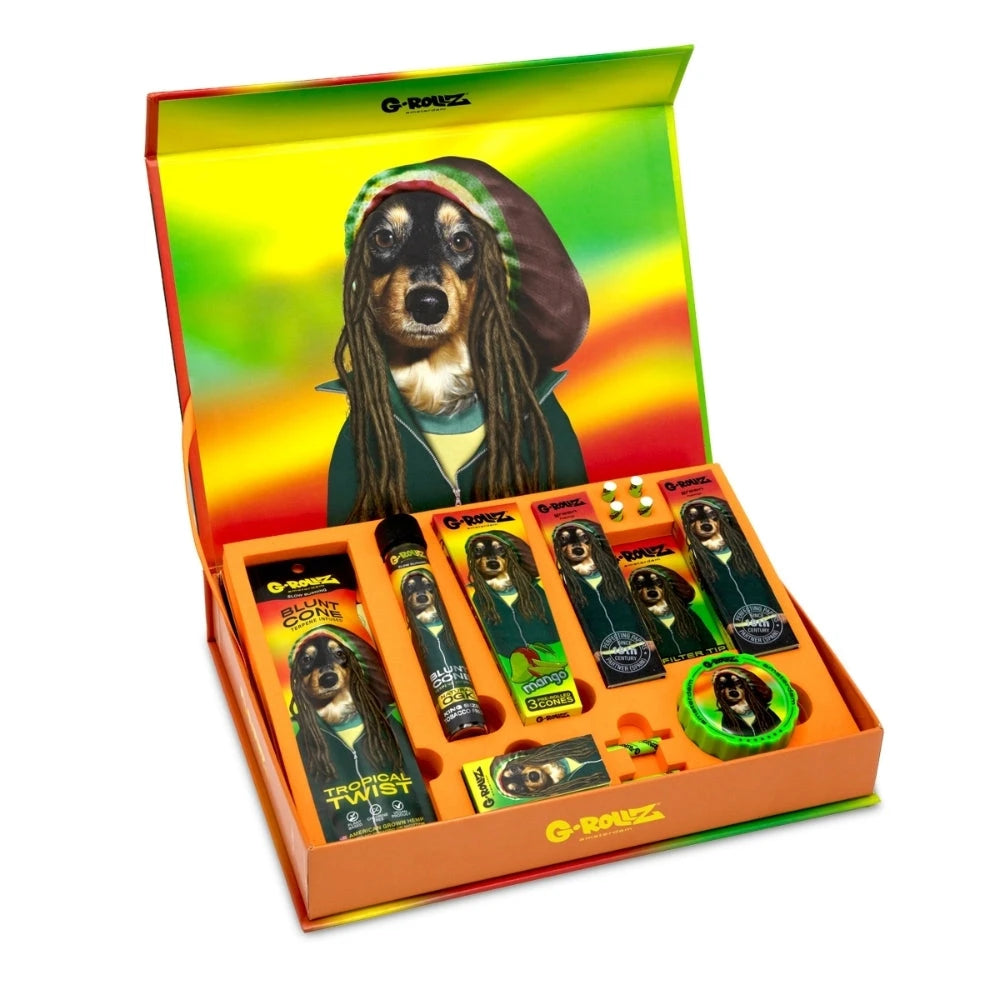 G-ROLLZ Gift Box Reggae S, geöffnete Geschenkbox mit Reggae-Hund-Motiv und arrangiertem Set-Inhalt aus Cones, Papers, Tips, Box und Grinder